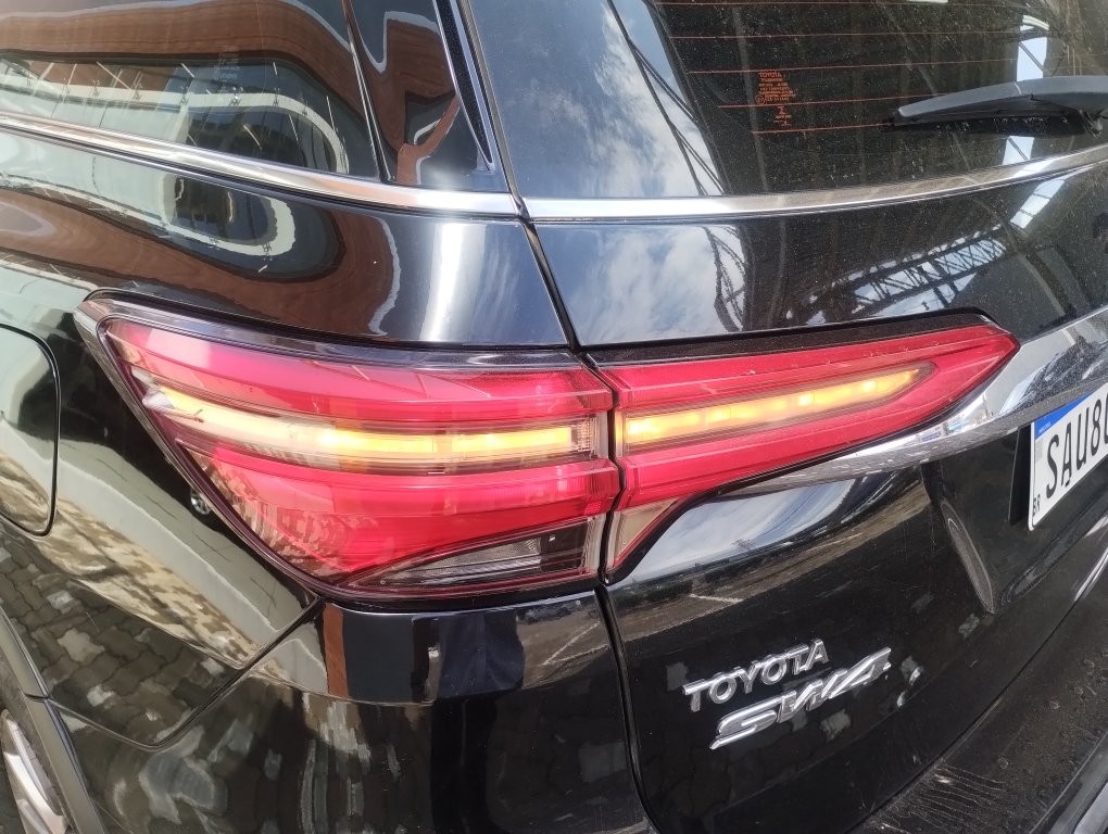 TOYOTA HILUX SW4 2.8 D-4D TURBO DIESEL SRX 7L 4X4 AUTOM&Aacute;TICO