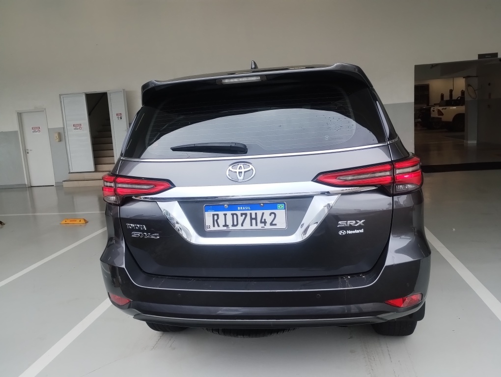 TOYOTA HILUX SW4 2.8 D-4D TURBO DIESEL SRX 7L 4X4 AUTOM&Aacute;TICO