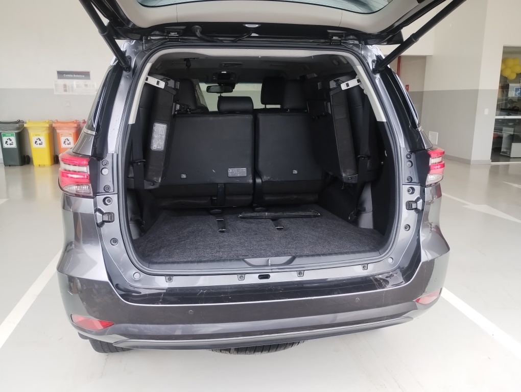 TOYOTA HILUX SW4 2.8 D-4D TURBO DIESEL SRX 7L 4X4 AUTOM&Aacute;TICO