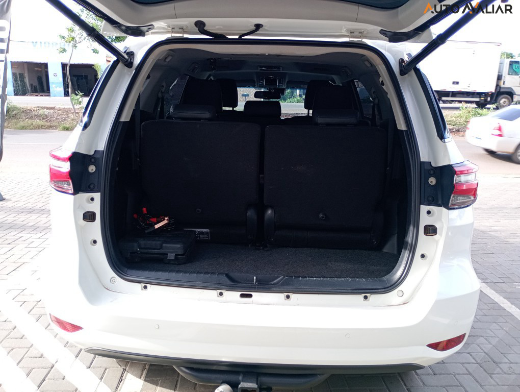 TOYOTA HILUX SW4 2.8 D-4D TURBO DIESEL SRX 7L 4X4 AUTOM&Aacute;TICO