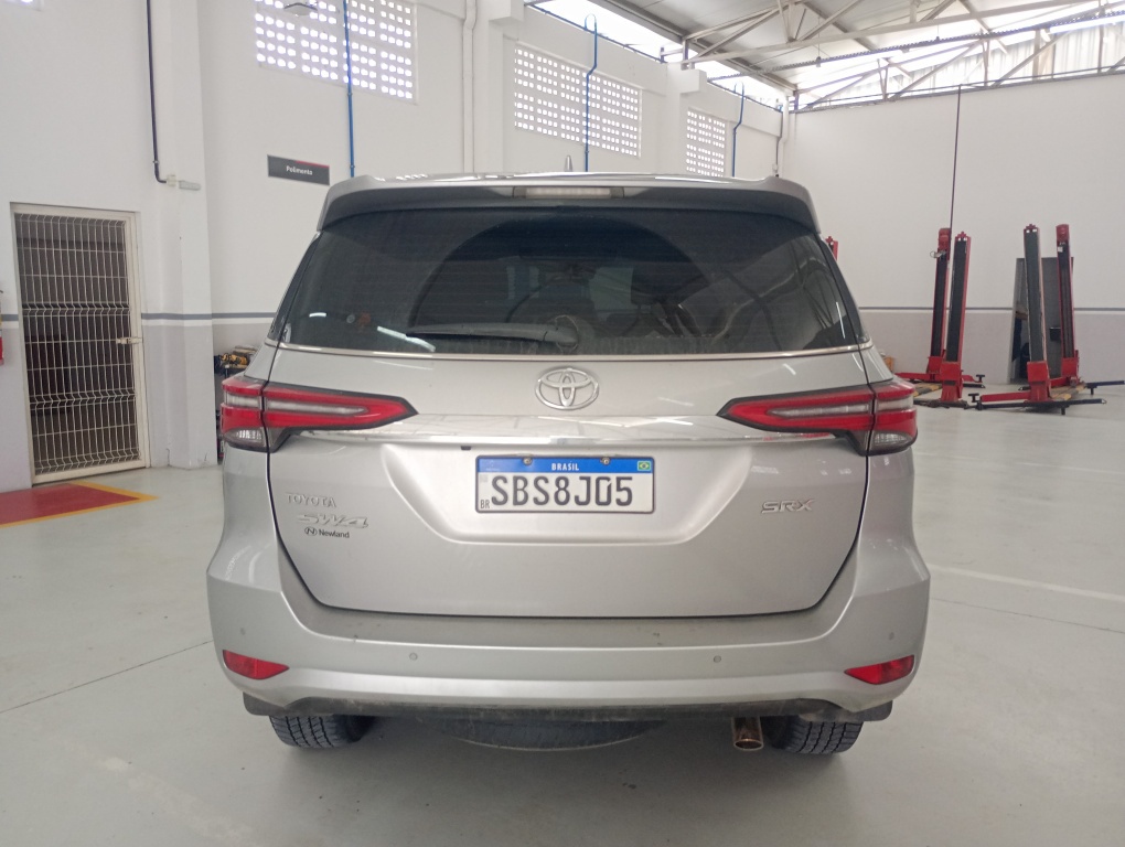 TOYOTA HILUX SW4 2.8 D-4D TURBO DIESEL SRX 7L 4X4 AUTOM&Aacute;TICO