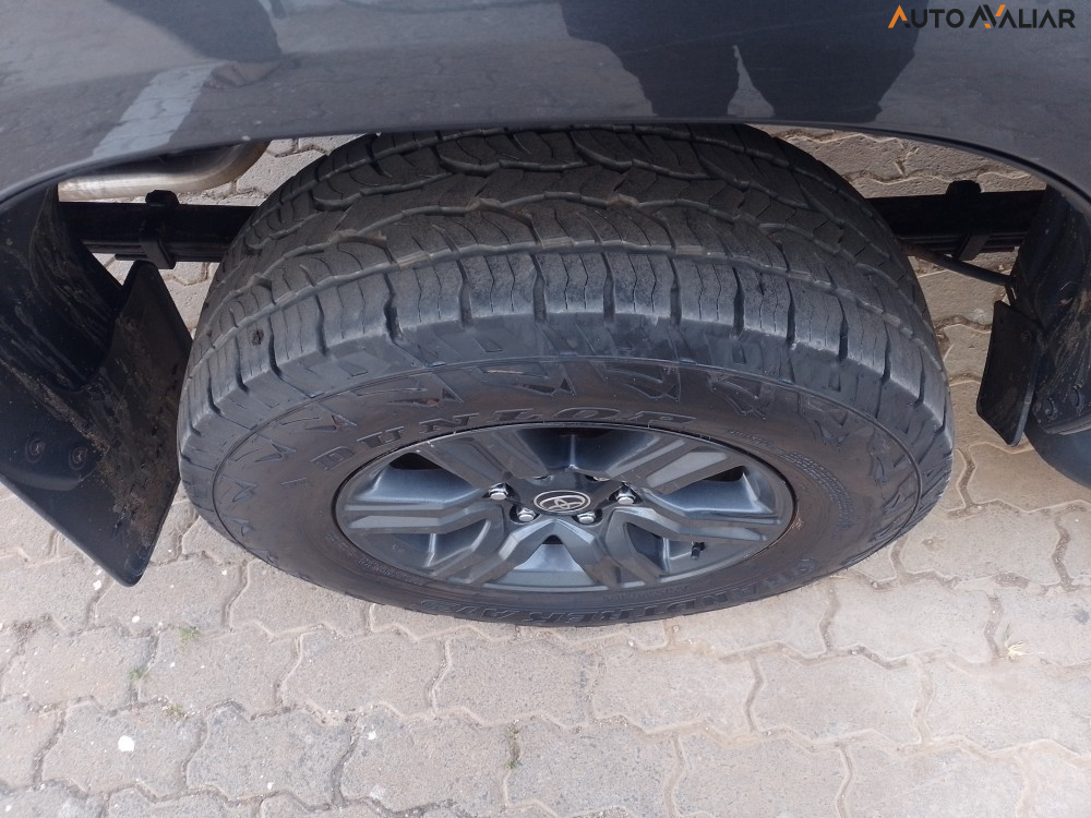 TOYOTA HILUX 2.8 D-4D TURBO DIESEL CD SR 4X4 AUTOM&Aacute;TICO