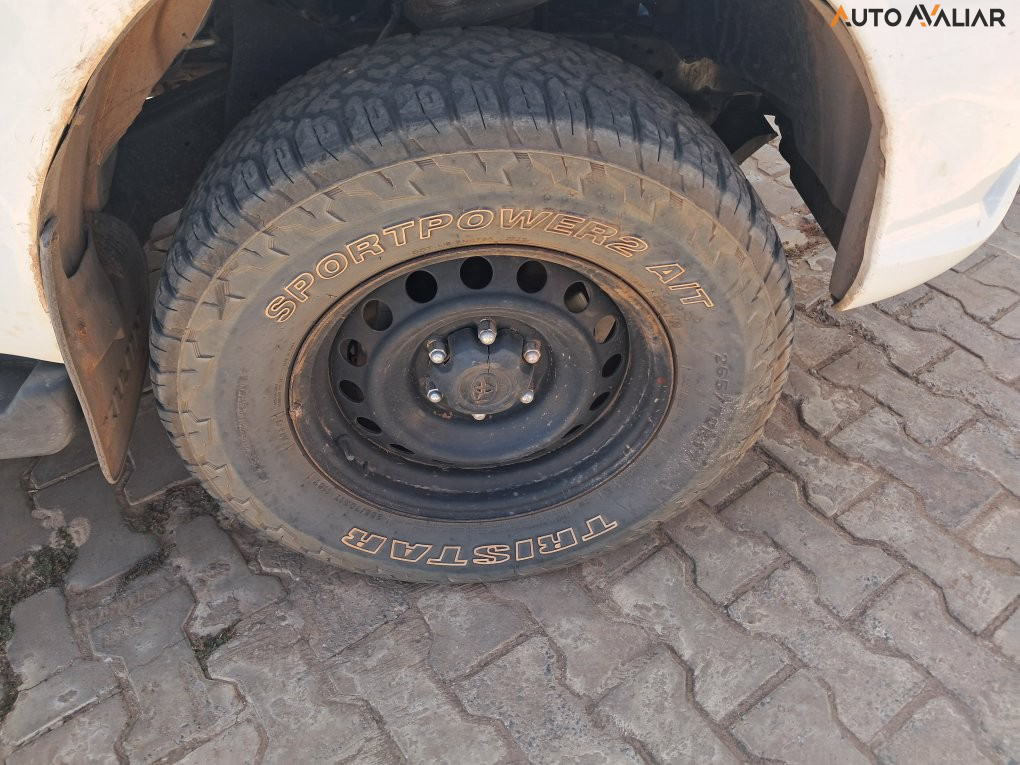 TOYOTA HILUX 2.8 POWER PACK 4X4 CD 16V DIESEL 4P MANUAL