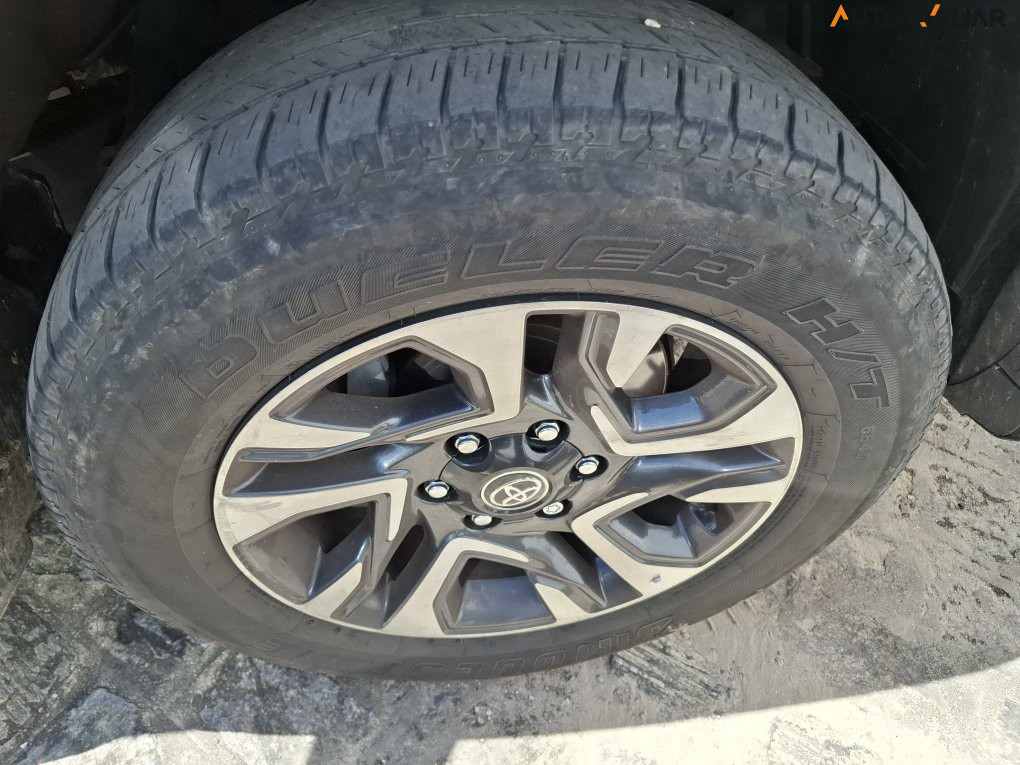 TOYOTA HILUX SW4 2.8 D-4D TURBO DIESEL SRX PLATINUM 7L 4X4 AUTOM&Aacute;TICO