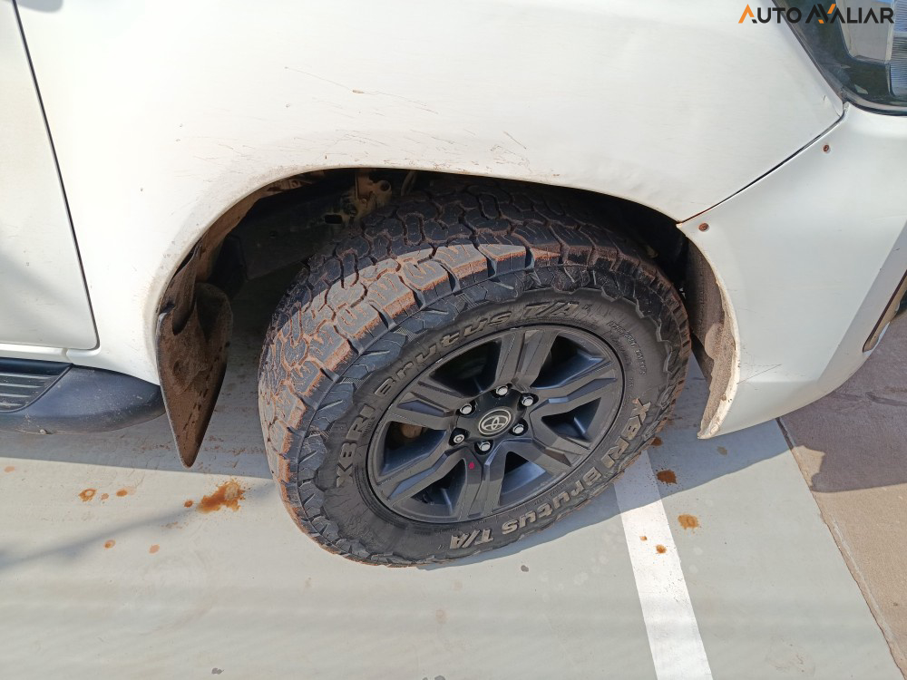 TOYOTA HILUX 2.8 D-4D TURBO DIESEL CD SR 4X4 AUTOM&Aacute;TICO