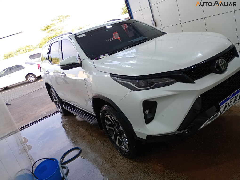 TOYOTA HILUX SW4 2.8 D-4D TURBO DIESEL SRX PLATINUM 7L 4X4 AUTOMÁTICO