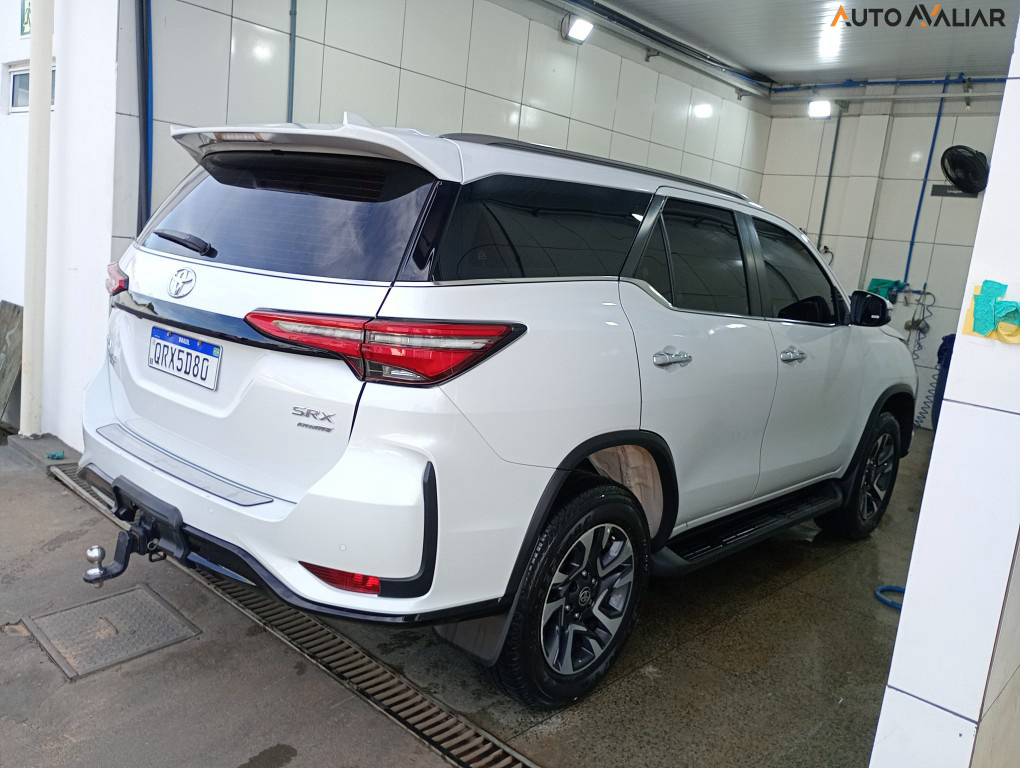 TOYOTA HILUX SW4 2.8 D-4D TURBO DIESEL SRX PLATINUM 7L 4X4 AUTOM&Aacute;TICO