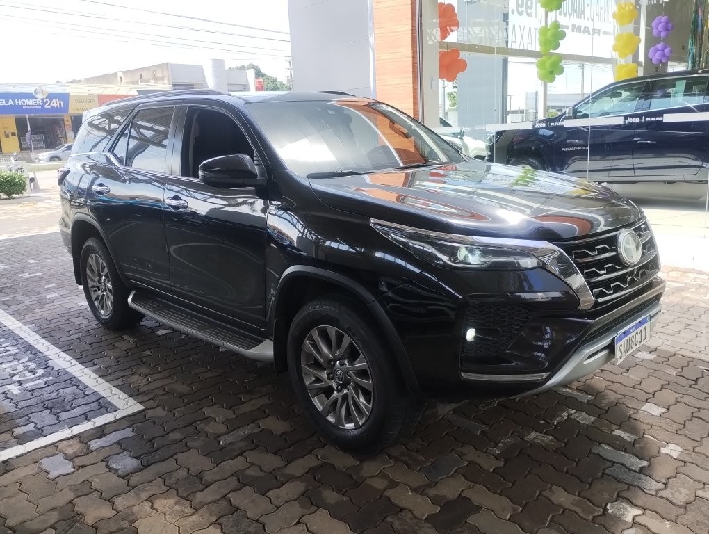 TOYOTA HILUX SW4 2.8 D-4D TURBO DIESEL SRX 7L 4X4 AUTOMÁTICO