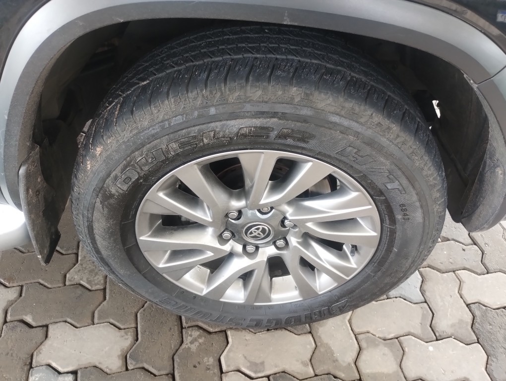 TOYOTA HILUX SW4 2.8 D-4D TURBO DIESEL SRX 7L 4X4 AUTOM&Aacute;TICO