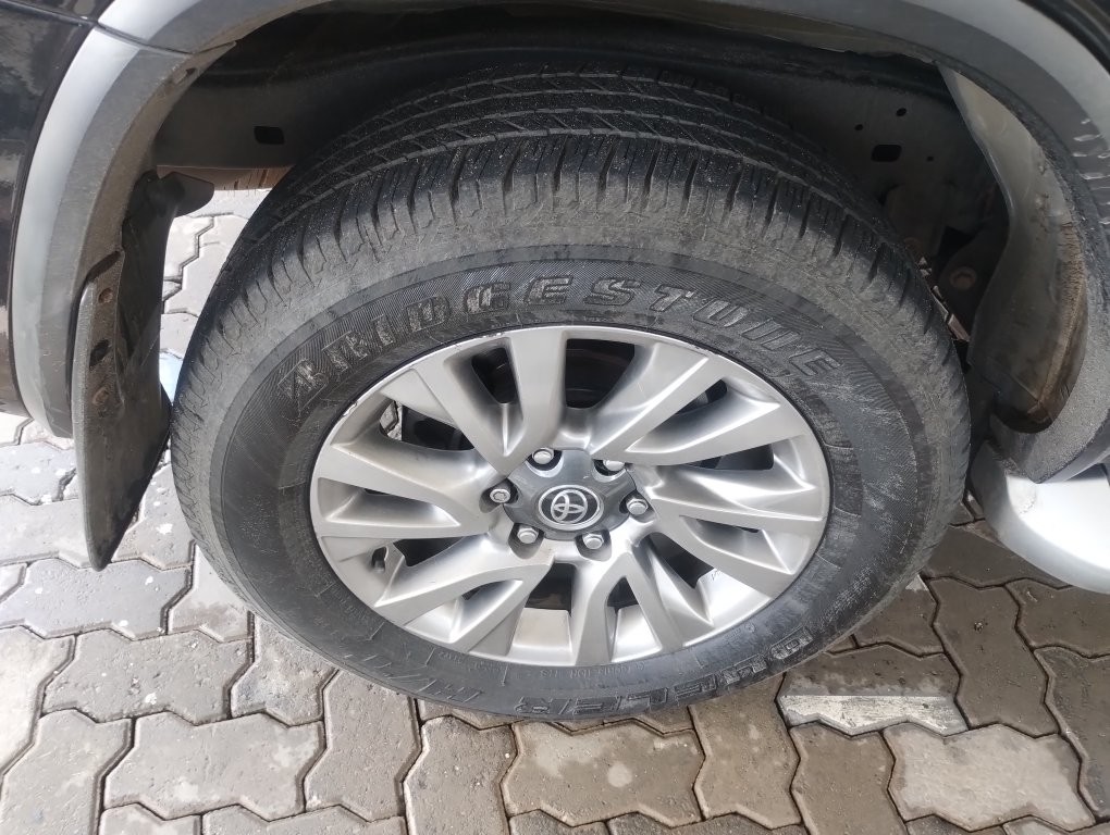 TOYOTA HILUX SW4 2.8 D-4D TURBO DIESEL SRX 7L 4X4 AUTOM&Aacute;TICO