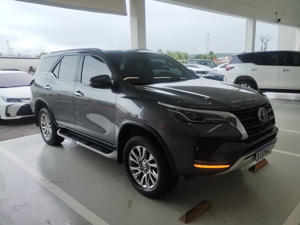 TOYOTA HILUX SW4 2.8 D-4D TURBO DIESEL SRX 7L 4X4 AUTOMÁTICO