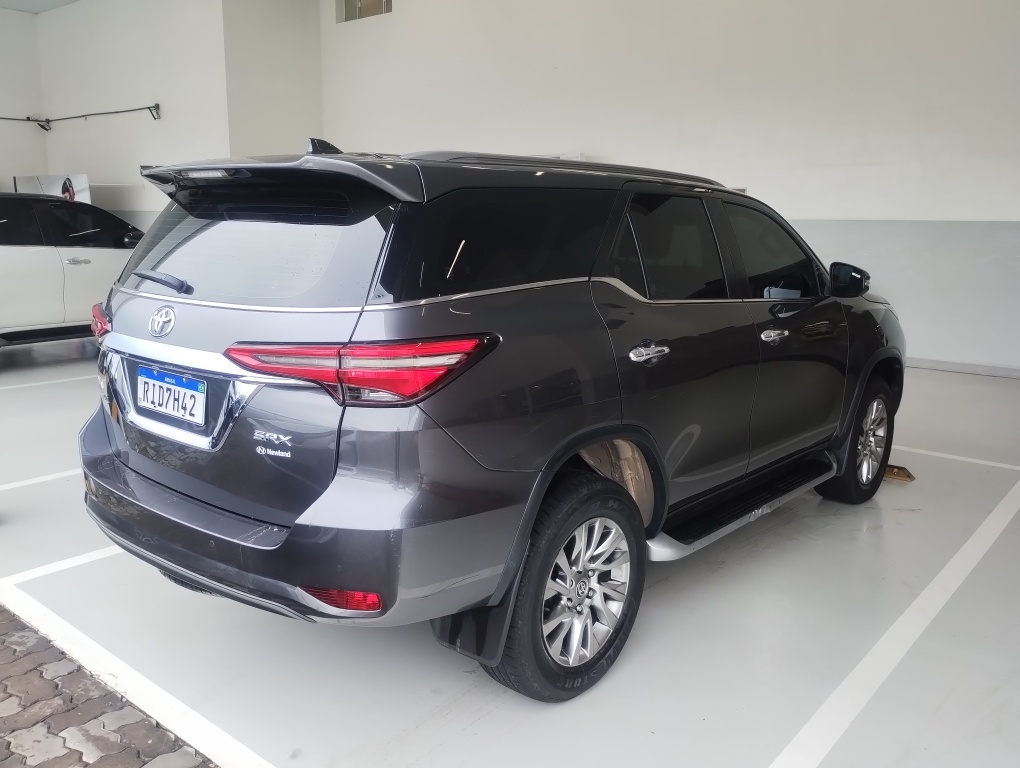 TOYOTA HILUX SW4 2.8 D-4D TURBO DIESEL SRX 7L 4X4 AUTOM&Aacute;TICO