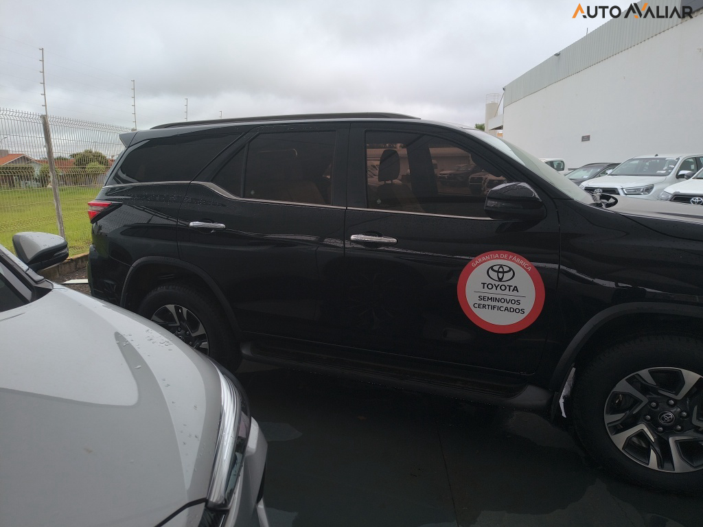 TOYOTA HILUX SW4 2.8 D-4D TURBO DIESEL DIAMOND 7L 4X4 AUTOM&Aacute;TICO