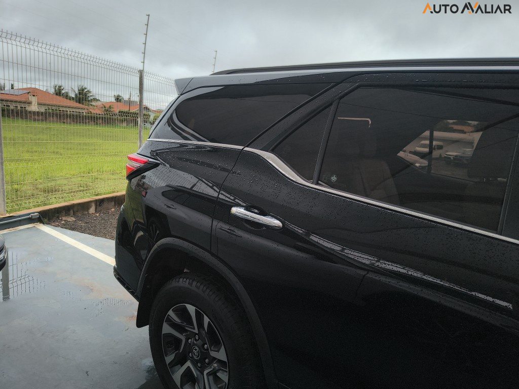 TOYOTA HILUX SW4 2.8 D-4D TURBO DIESEL DIAMOND 7L 4X4 AUTOM&Aacute;TICO