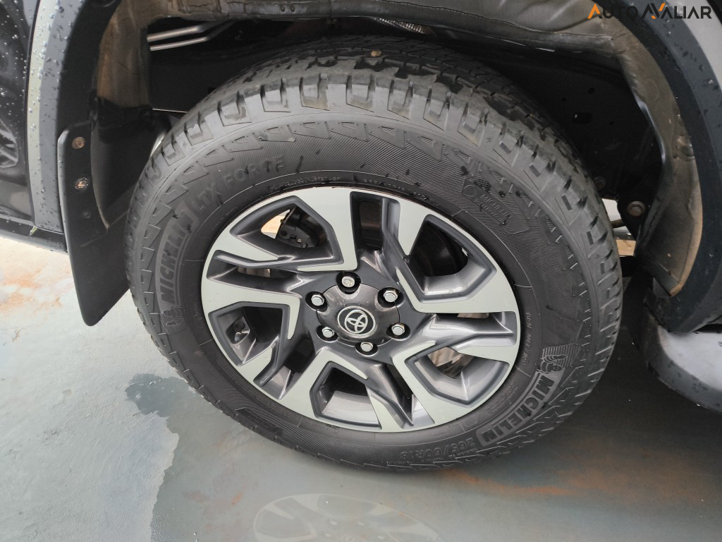 TOYOTA HILUX SW4 2.8 D-4D TURBO DIESEL DIAMOND 7L 4X4 AUTOM&Aacute;TICO