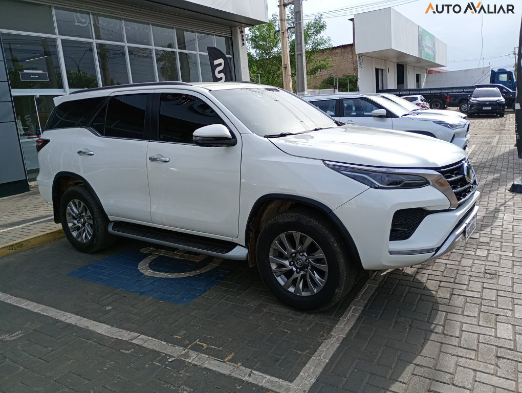 TOYOTA HILUX SW4 2.8 D-4D TURBO DIESEL SRX 7L 4X4 AUTOMÁTICO