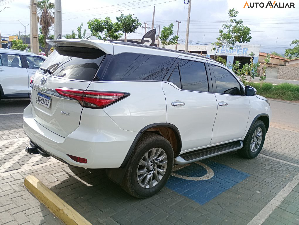 TOYOTA HILUX SW4 2.8 D-4D TURBO DIESEL SRX 7L 4X4 AUTOM&Aacute;TICO