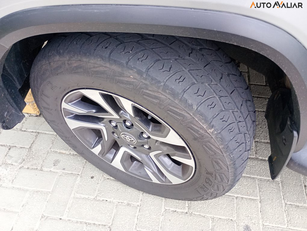 TOYOTA HILUX SW4 2.8 D-4D TURBO DIESEL SRX PLATINUM 7L 4X4 AUTOM&Aacute;TICO