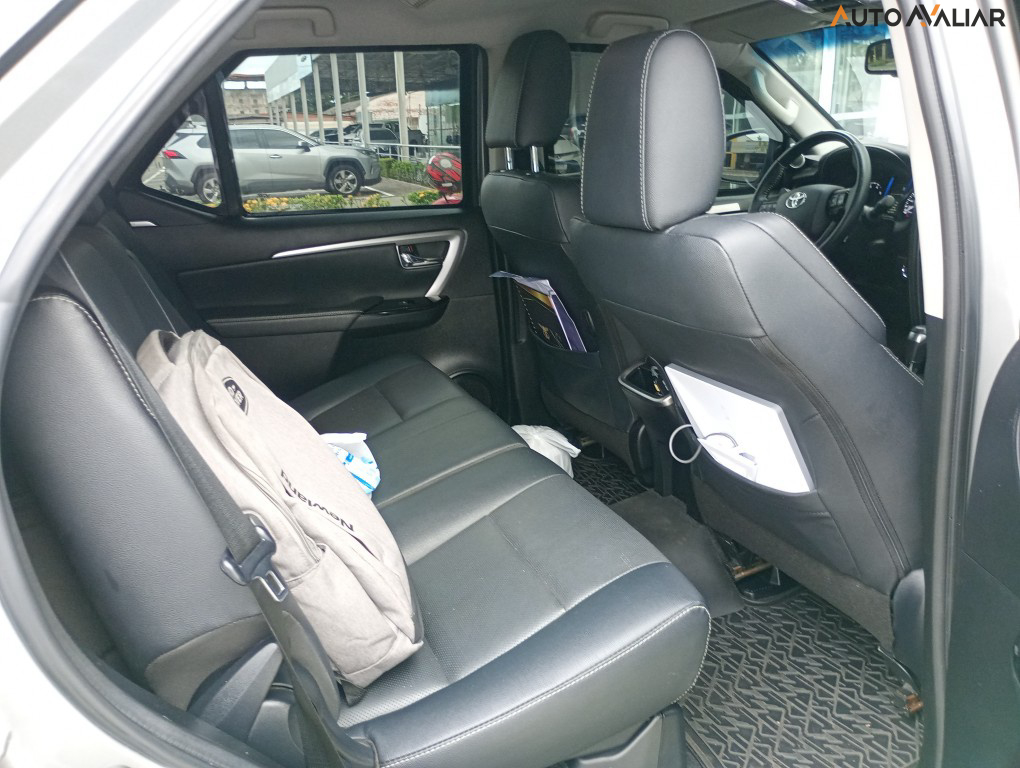 TOYOTA HILUX SW4 2.8 D-4D TURBO DIESEL SRX PLATINUM 7L 4X4 AUTOM&Aacute;TICO
