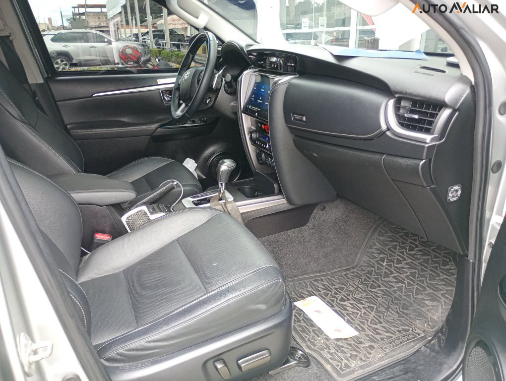 TOYOTA HILUX SW4 2.8 D-4D TURBO DIESEL SRX PLATINUM 7L 4X4 AUTOM&Aacute;TICO