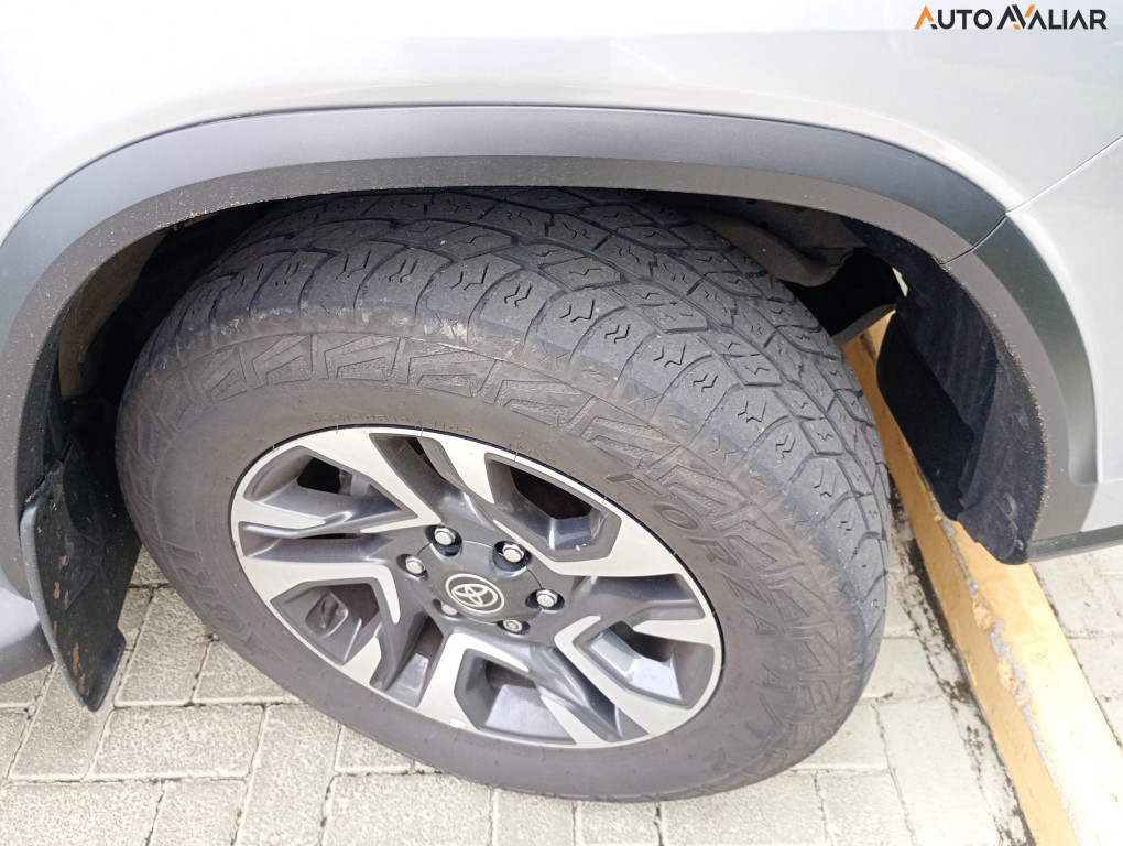 TOYOTA HILUX SW4 2.8 D-4D TURBO DIESEL SRX PLATINUM 7L 4X4 AUTOM&Aacute;TICO