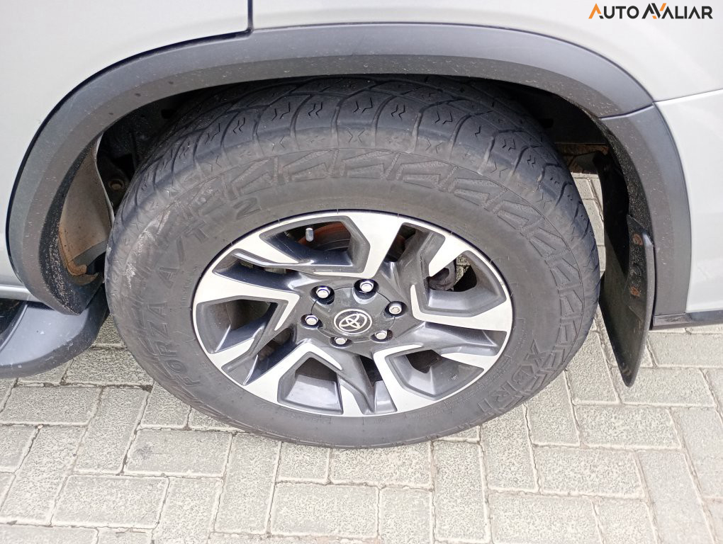 TOYOTA HILUX SW4 2.8 D-4D TURBO DIESEL SRX PLATINUM 7L 4X4 AUTOM&Aacute;TICO