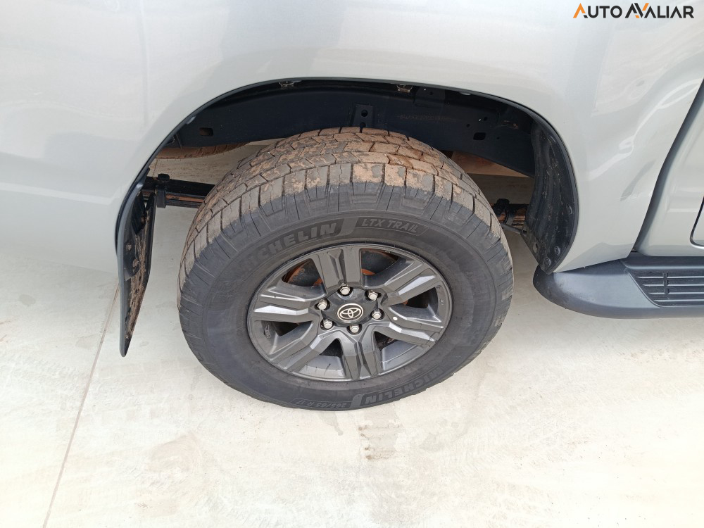 TOYOTA HILUX 2.8 D-4D TURBO DIESEL CD SR 4X4 AUTOM&Aacute;TICO