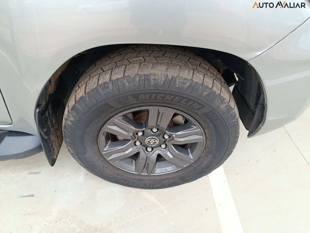 TOYOTA HILUX 2.8 D-4D TURBO DIESEL CD SR 4X4 AUTOM&Aacute;TICO