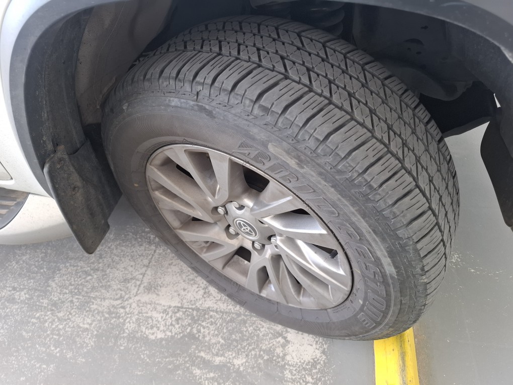 TOYOTA HILUX SW4 2.8 D-4D TURBO DIESEL SRX 7L 4X4 AUTOM&Aacute;TICO