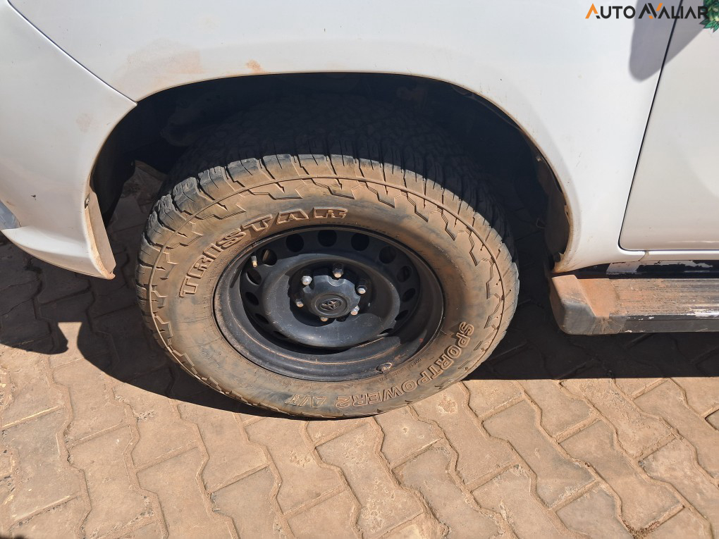 TOYOTA HILUX 2.8 POWER PACK 4X4 CD 16V DIESEL 4P MANUAL