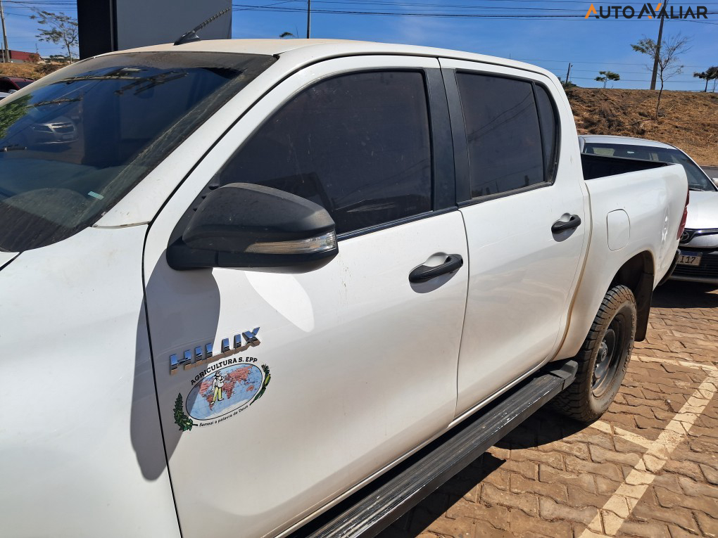 TOYOTA HILUX 2.8 POWER PACK 4X4 CD 16V DIESEL 4P MANUAL