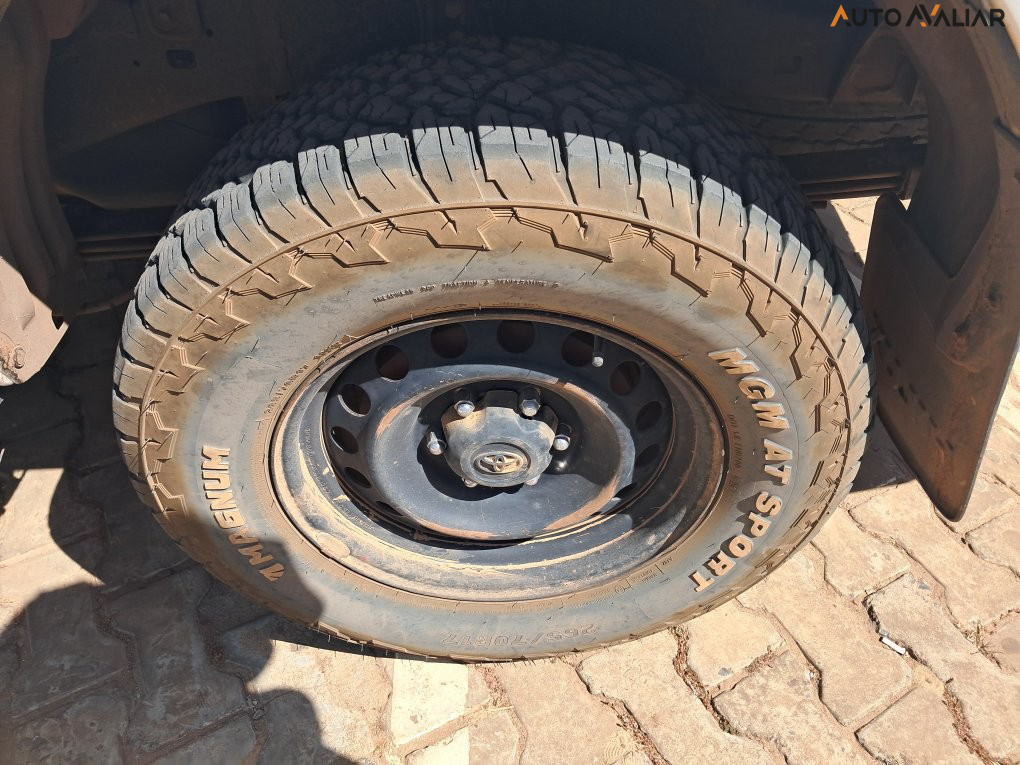 TOYOTA HILUX 2.8 POWER PACK 4X4 CD 16V DIESEL 4P MANUAL