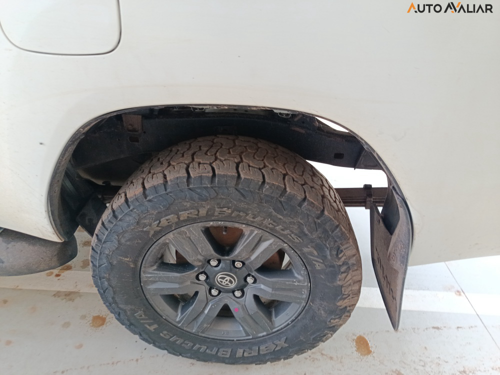 TOYOTA HILUX 2.8 D-4D TURBO DIESEL CD SR 4X4 AUTOM&Aacute;TICO