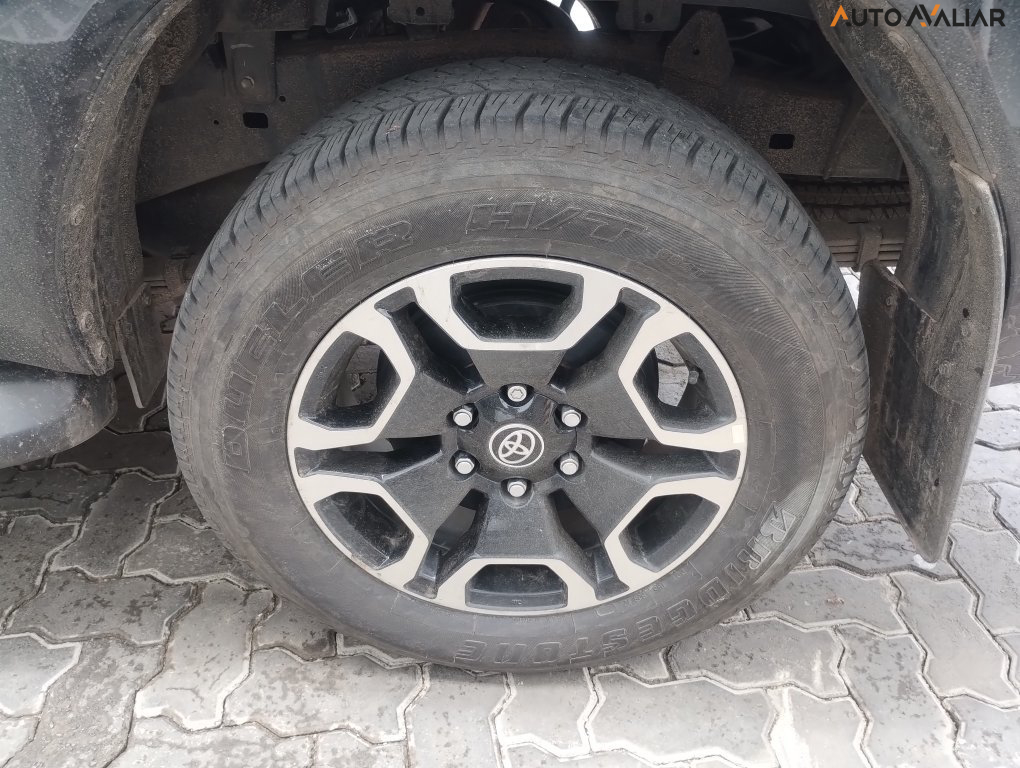 TOYOTA HILUX 2.8 D-4D TURBO DIESEL CD SRX 4X4 AUTOM&Aacute;TICO