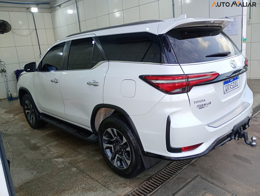 TOYOTA HILUX SW4 2.8 D-4D TURBO DIESEL SRX PLATINUM 7L 4X4 AUTOM&Aacute;TICO