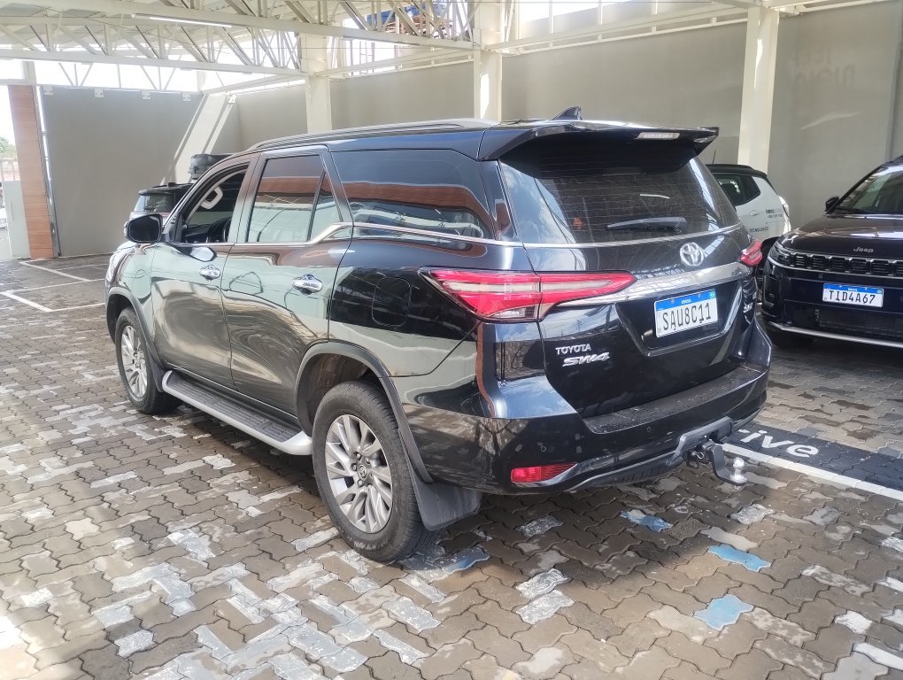 TOYOTA HILUX SW4 2.8 D-4D TURBO DIESEL SRX 7L 4X4 AUTOM&Aacute;TICO