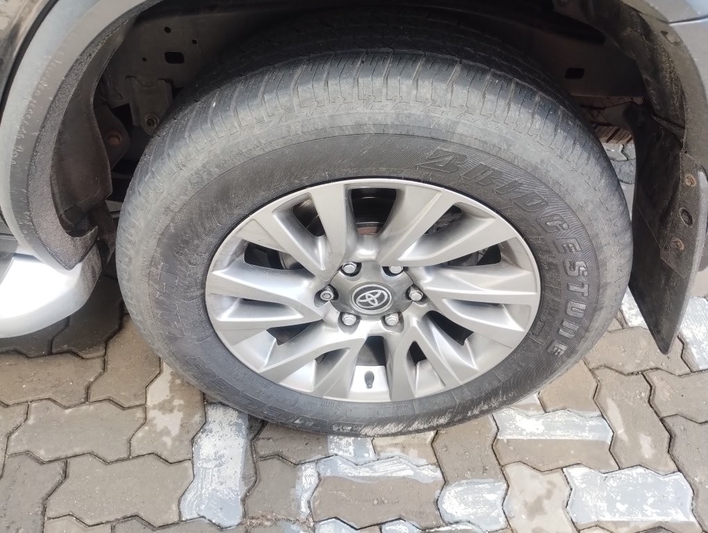 TOYOTA HILUX SW4 2.8 D-4D TURBO DIESEL SRX 7L 4X4 AUTOM&Aacute;TICO