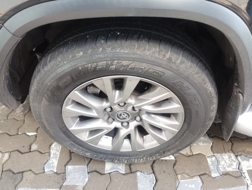 TOYOTA HILUX SW4 2.8 D-4D TURBO DIESEL SRX 7L 4X4 AUTOM&Aacute;TICO