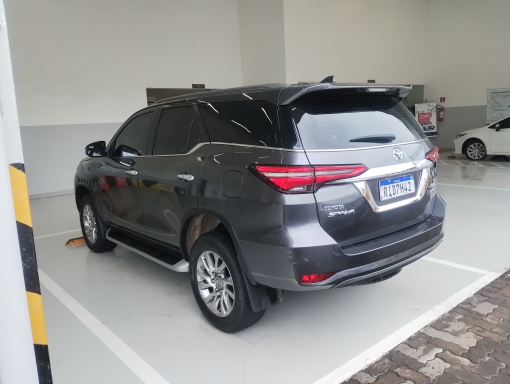 TOYOTA HILUX SW4 2.8 D-4D TURBO DIESEL SRX 7L 4X4 AUTOM&Aacute;TICO