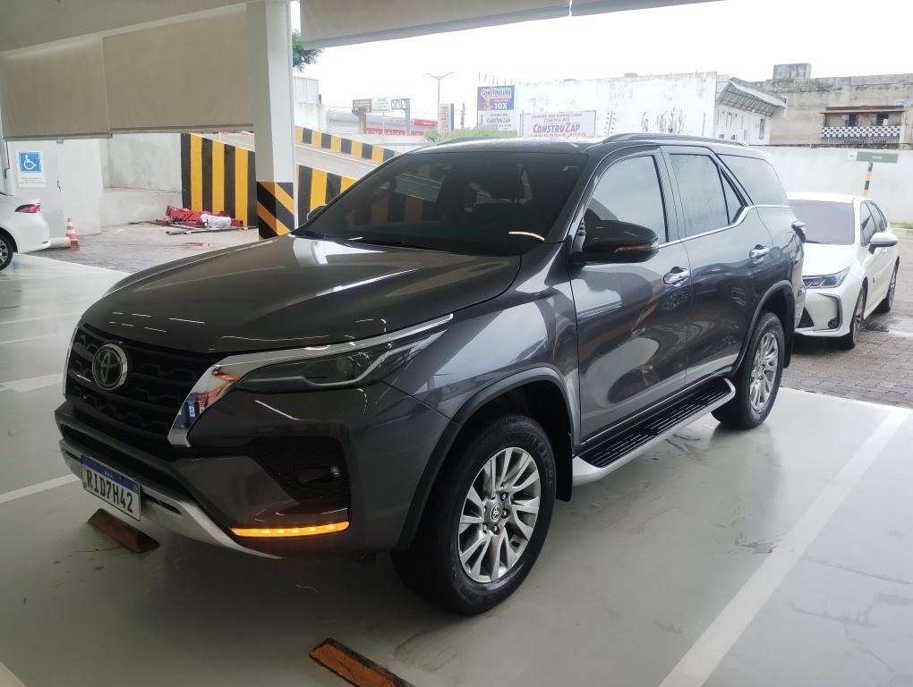 TOYOTA HILUX SW4 2.8 D-4D TURBO DIESEL SRX 7L 4X4 AUTOM&Aacute;TICO