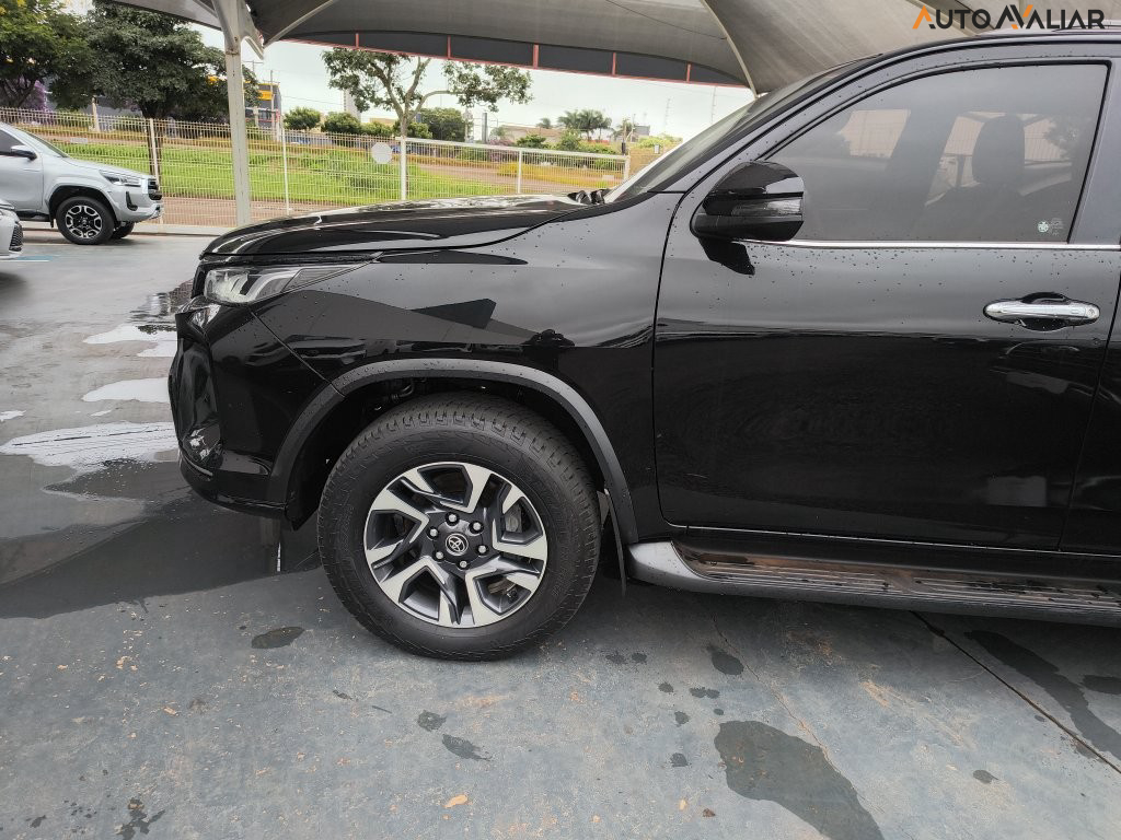 TOYOTA HILUX SW4 2.8 D-4D TURBO DIESEL DIAMOND 7L 4X4 AUTOM&Aacute;TICO
