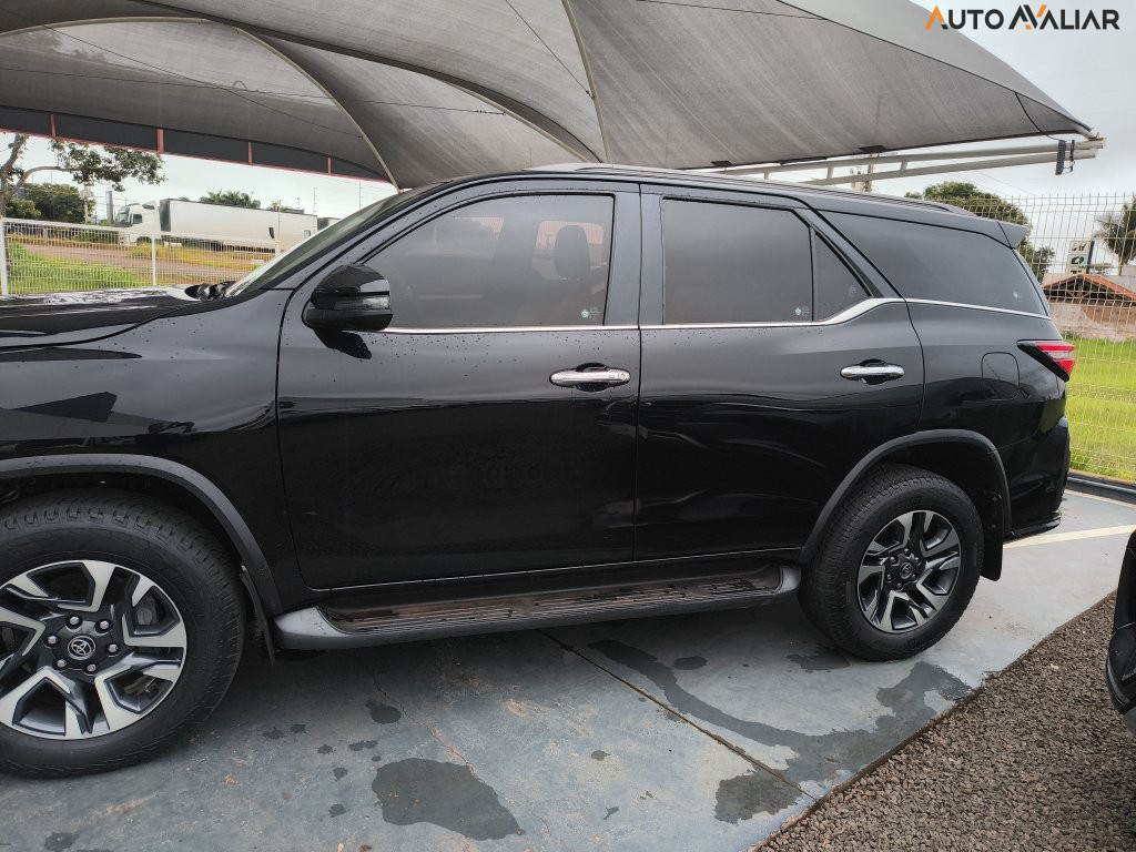 TOYOTA HILUX SW4 2.8 D-4D TURBO DIESEL DIAMOND 7L 4X4 AUTOM&Aacute;TICO