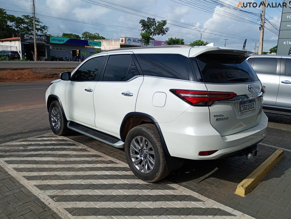 TOYOTA HILUX SW4 2.8 D-4D TURBO DIESEL SRX 7L 4X4 AUTOM&Aacute;TICO