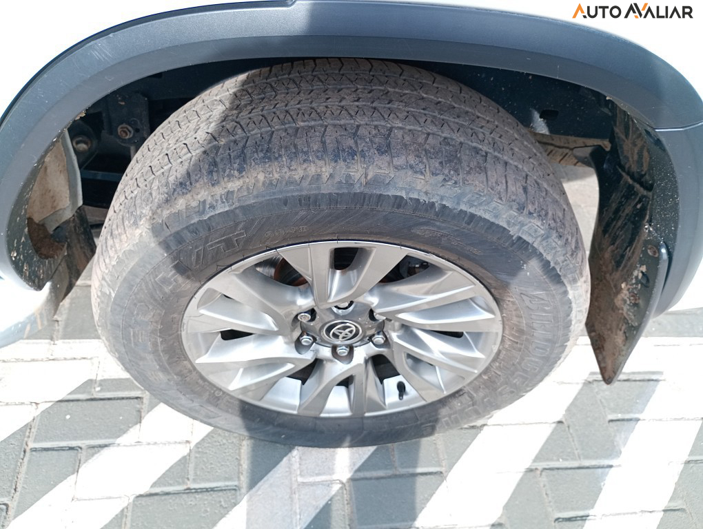 TOYOTA HILUX SW4 2.8 D-4D TURBO DIESEL SRX 7L 4X4 AUTOM&Aacute;TICO