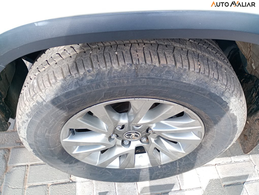 TOYOTA HILUX SW4 2.8 D-4D TURBO DIESEL SRX 7L 4X4 AUTOM&Aacute;TICO