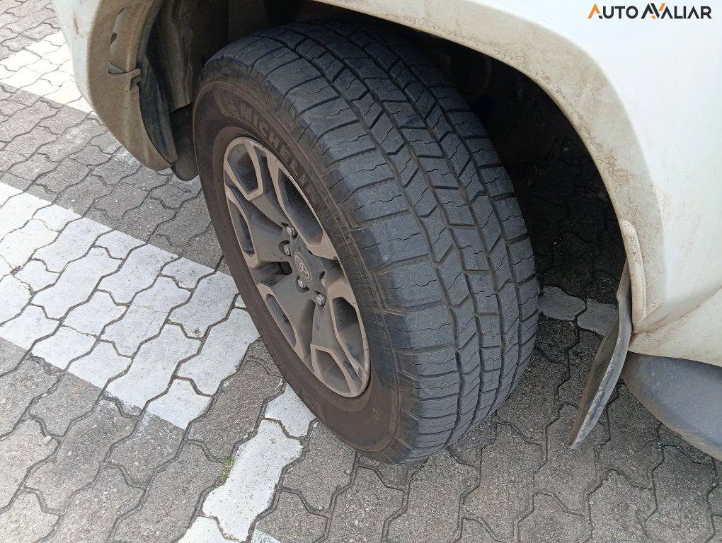 TOYOTA HILUX 2.8 D-4D TURBO DIESEL CD SRX 4X4 AUTOM&Aacute;TICO