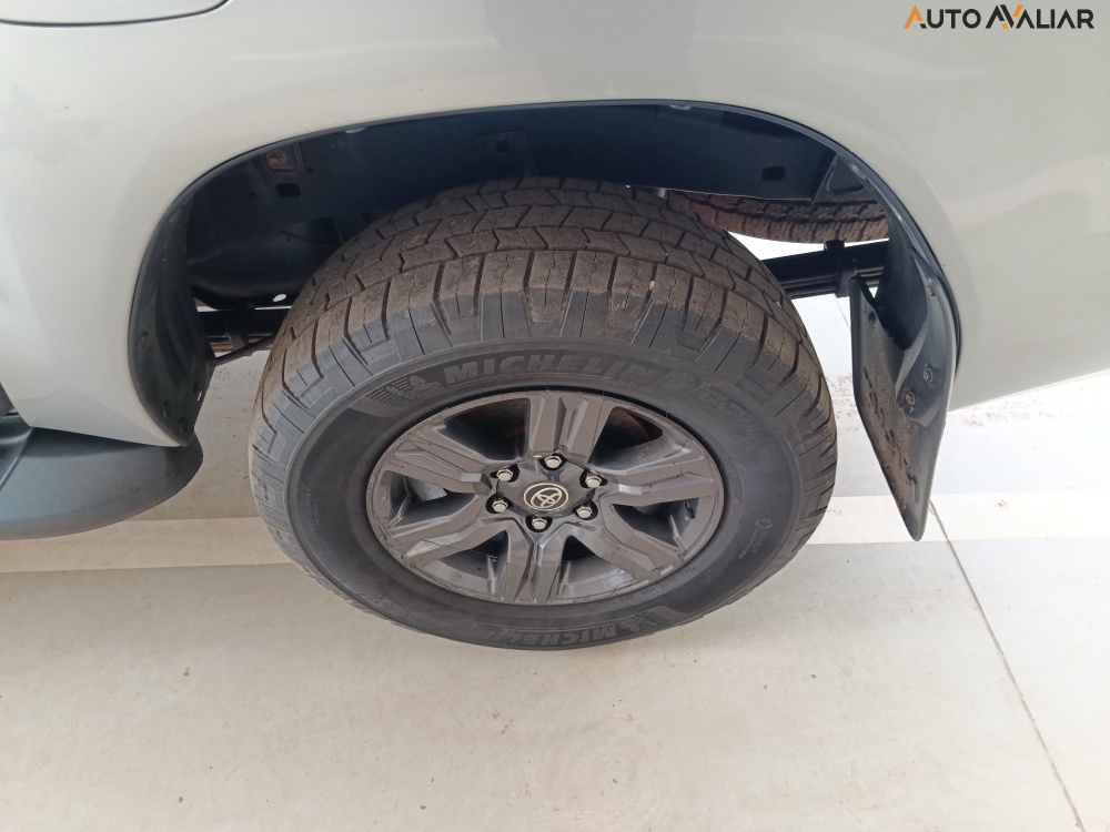 TOYOTA HILUX 2.8 D-4D TURBO DIESEL CD SR 4X4 AUTOM&Aacute;TICO