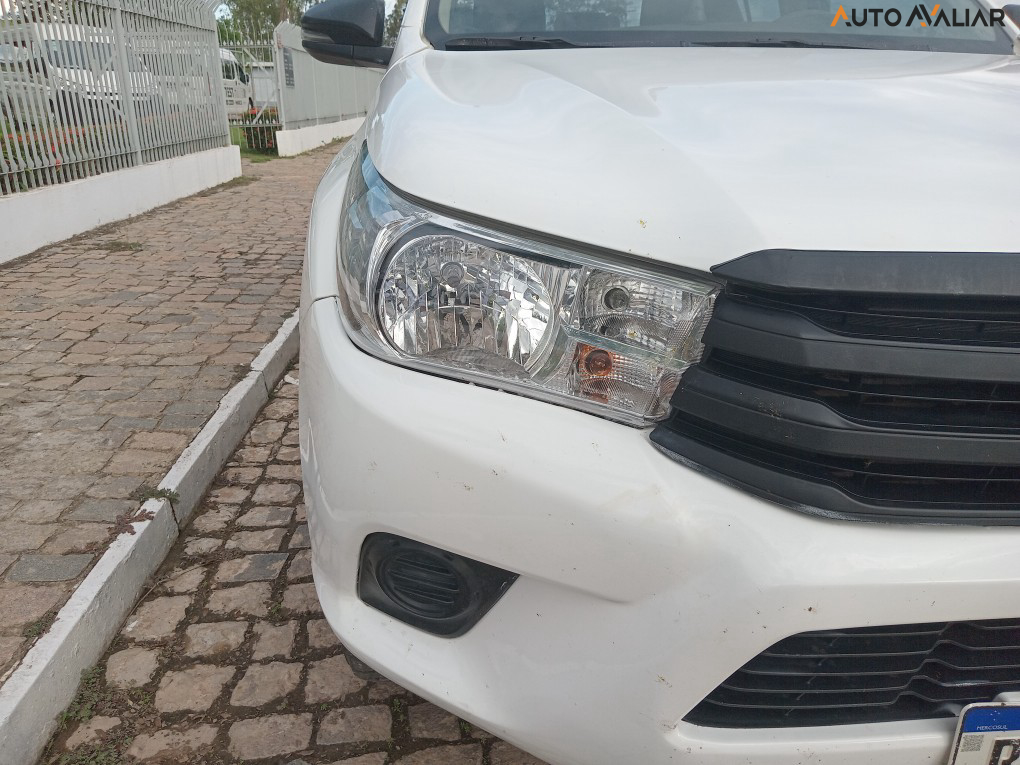 TOYOTA HILUX 2.8 POWER PACK 4X4 CD 16V DIESEL 4P MANUAL