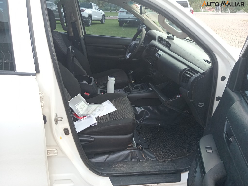 TOYOTA HILUX 2.8 POWER PACK 4X4 CD 16V DIESEL 4P MANUAL