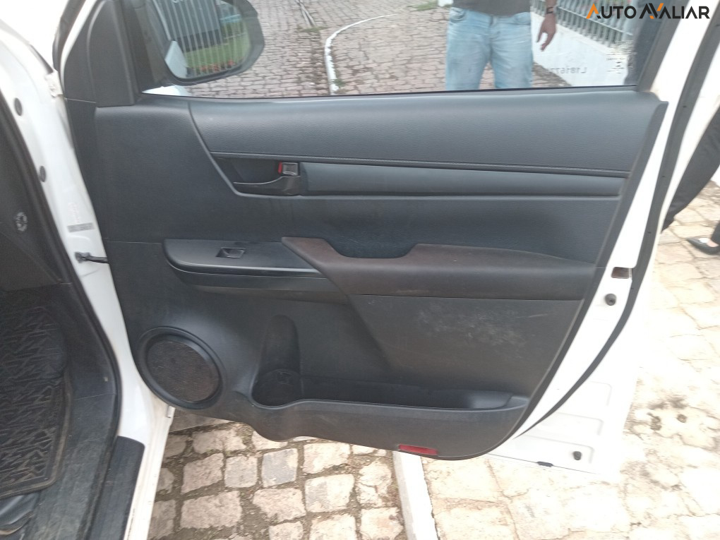 TOYOTA HILUX 2.8 POWER PACK 4X4 CD 16V DIESEL 4P MANUAL